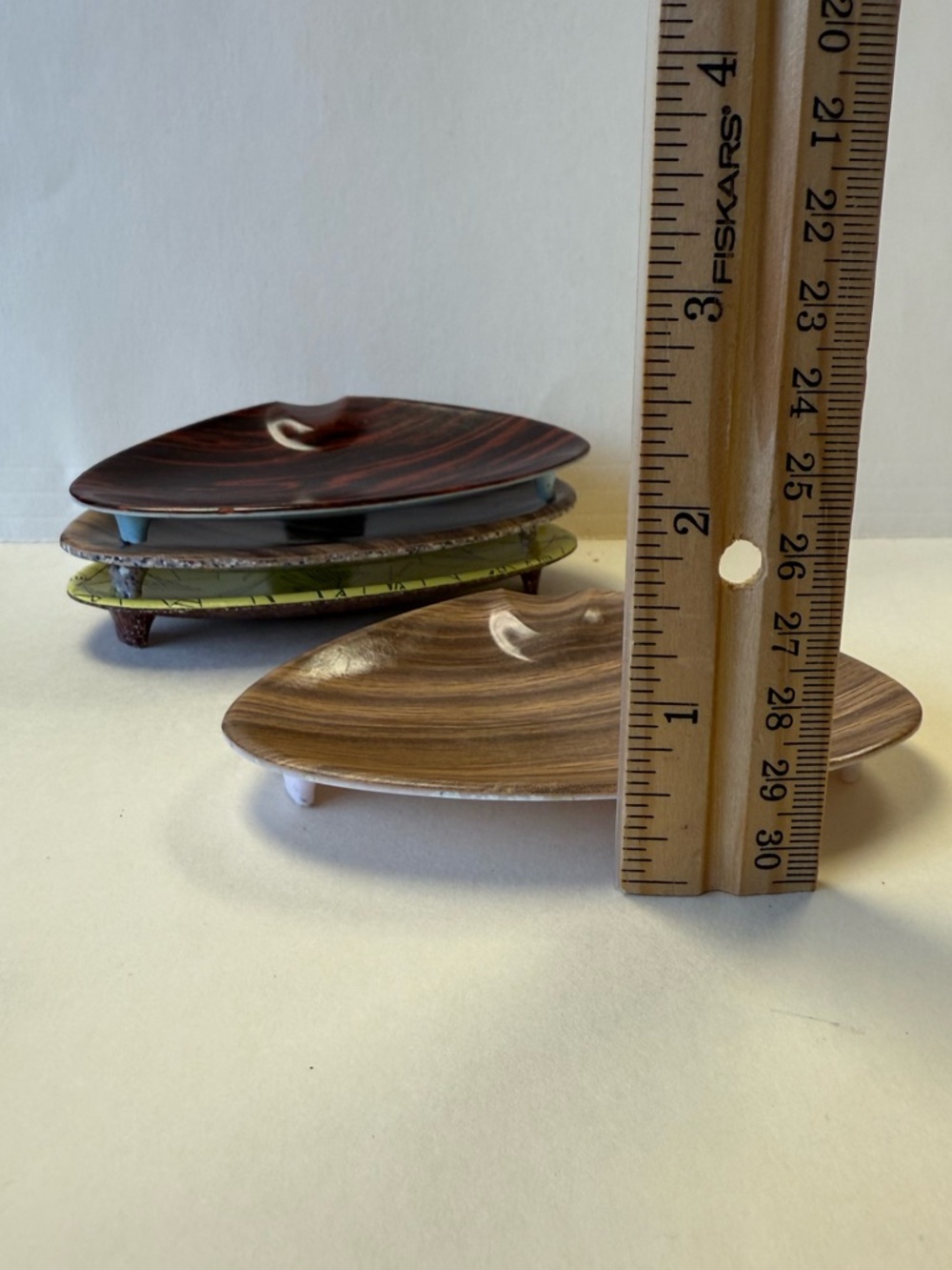 Vintage Mid-Century Modern Melamine Triangular Shaped Ashtray Set of 4. - Picture 7 of 7